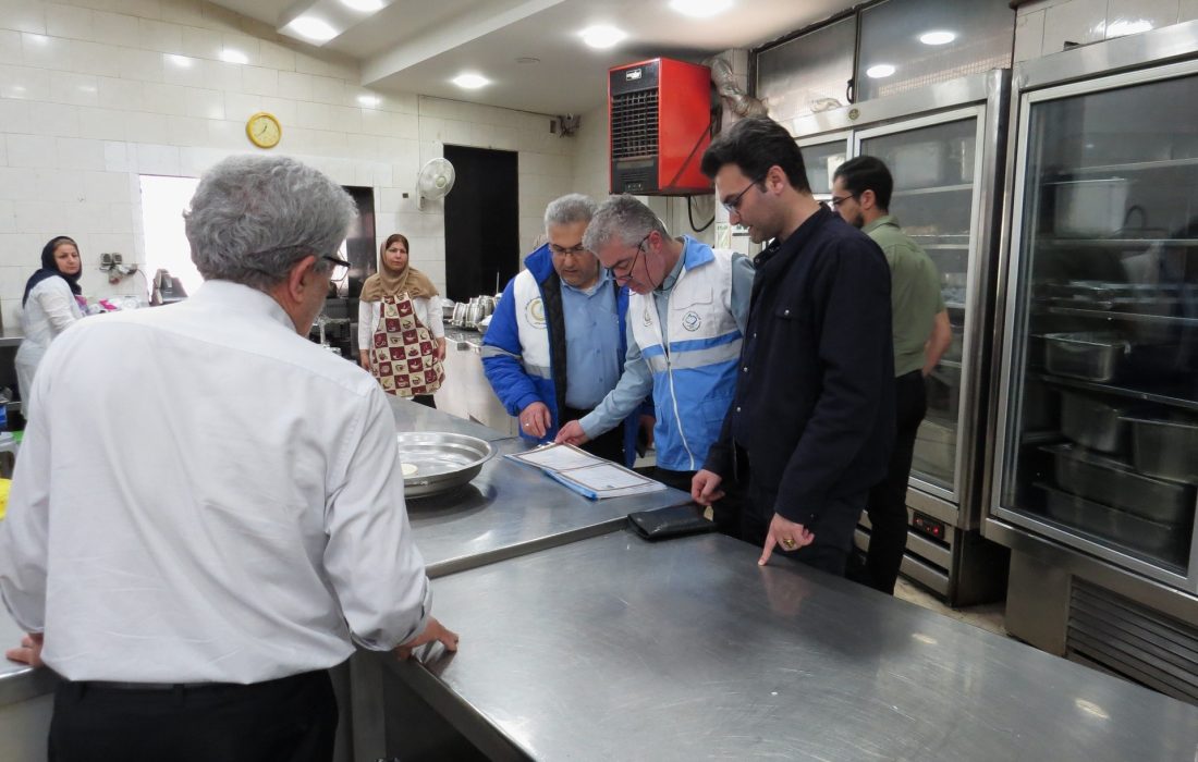 بازدید سرزده معاون بهداشتی دانشگاه از رستوران‌های سطح شهر رشت