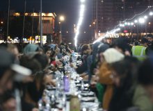 همبستگی در آغوش دریا ضیافت افطاری ۳۰۰۰ نفری در اسكله منظرگاه منطقه آزاد انزلی