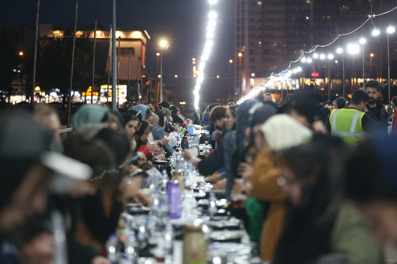 همبستگی در آغوش دریا ضیافت افطاری ۳۰۰۰ نفری در اسكله منظرگاه منطقه آزاد انزلی