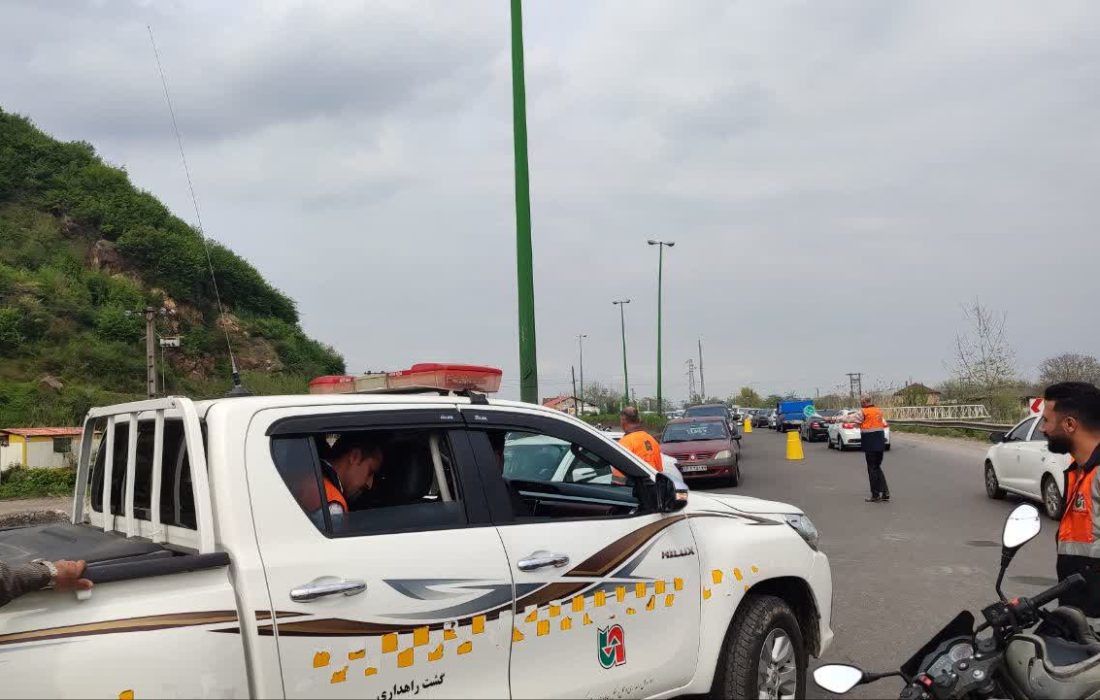 مدیریت ترافیک سنگین در آزادراه رشت-قزوین توسط عوامل راهداری گیلان