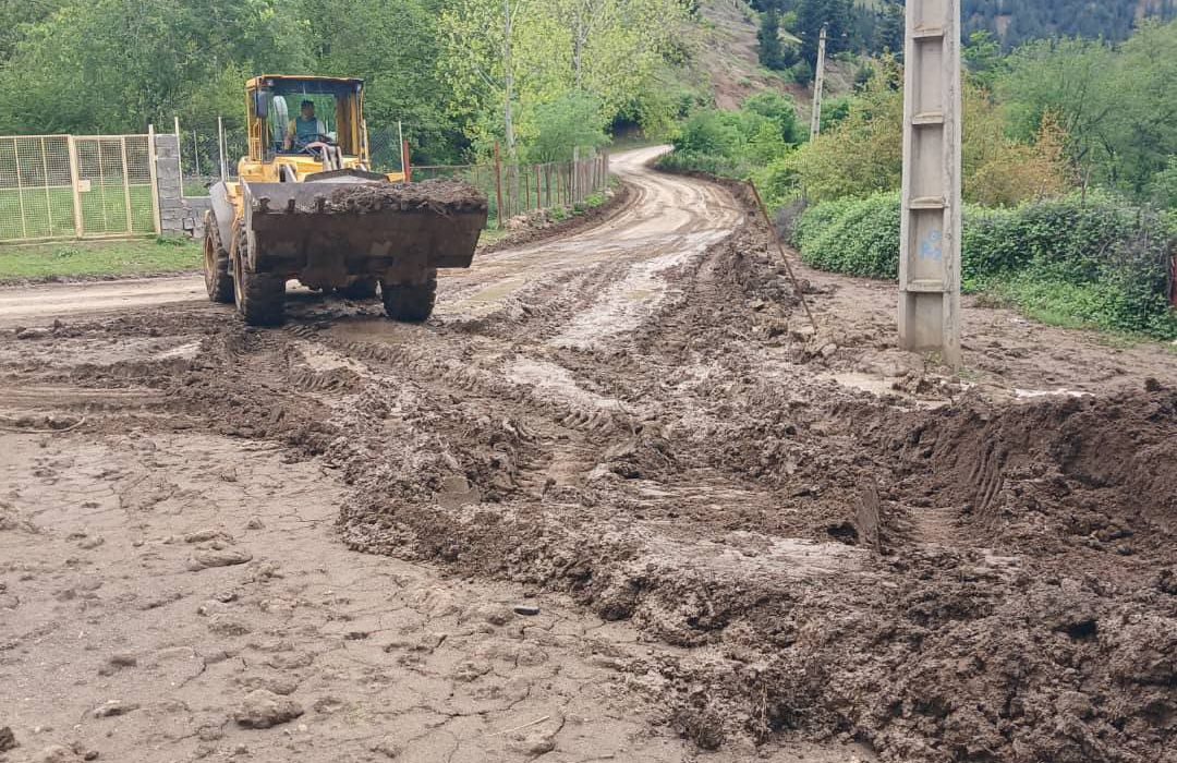 به همت شهرداری توتکابن؛ رانش برداری گل و لای سیل اخیر