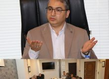 دکتر اسحق جمال امیدی مدیر عامل سیمان خزر در حاشیه نشست فصلی بهار سال ۱۴۰۴با عاملین عمده شرکت سیمان خزر.  تعاملات سازنده فیمابین شرکت سیمان خزر با عاملین و خریداران سیمان باعث ایجاد ثبات و سود مشترک در سطح جامعه و صنعت گردیده است