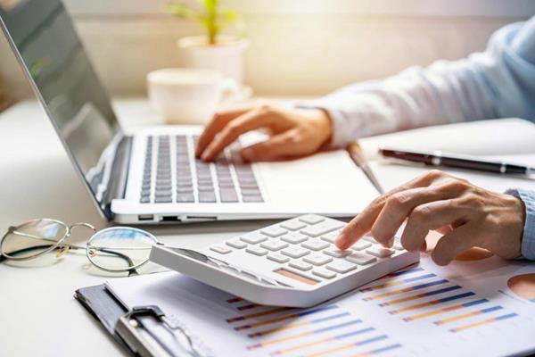 مدیرکل امور مالیاتی گیلان خبر داد:    پزشکان و داروخانه‌های دارای کارتخوان، از جرائم عدم صدور صورتحساب الکترونیکی معاف شدند