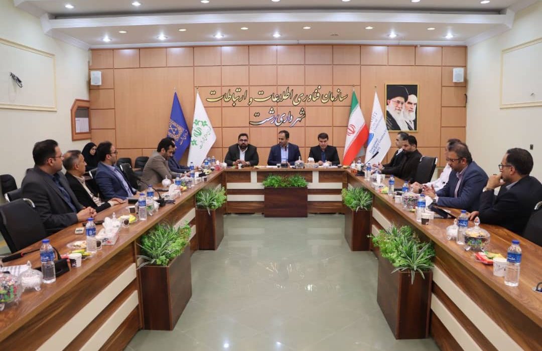 شهردار رشت در نشست با مدیران و روسای سازمان های تابعه تأکید کرد:  توسعه ناوگان حمل‌ونقل عمومی و تسریع در بهسازی و آسفالت معابر شهری