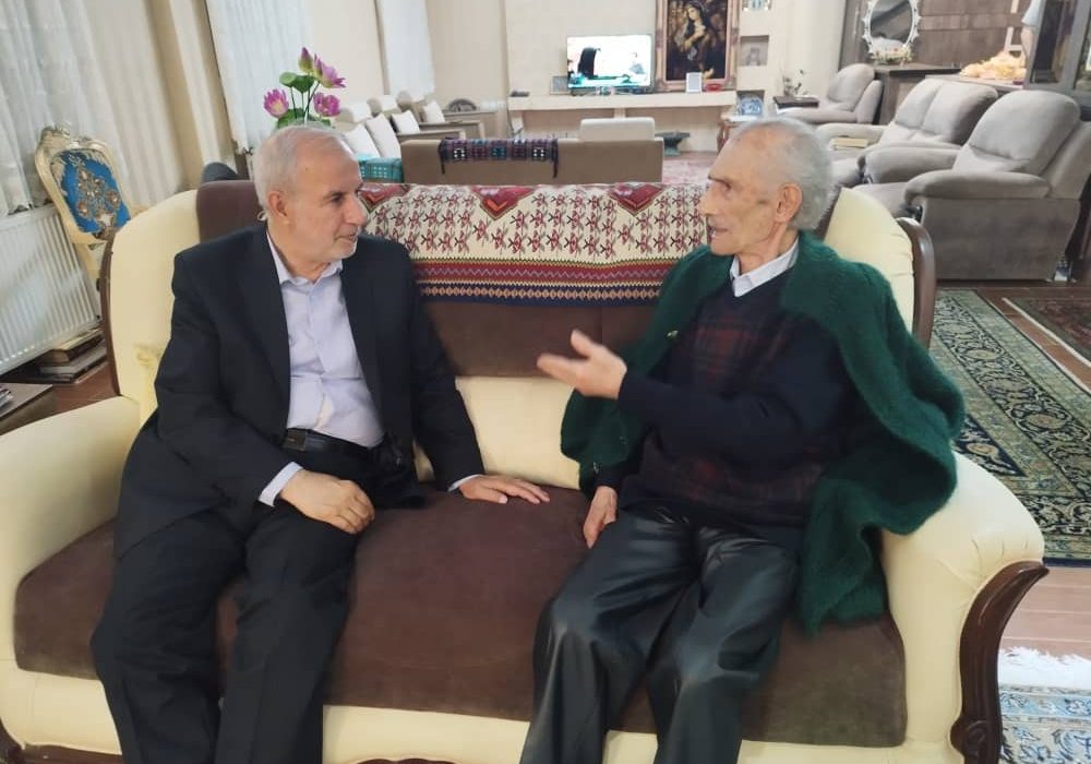 نماینده رشت در مجلس به دیدار معلم بازنشسته خود رفت