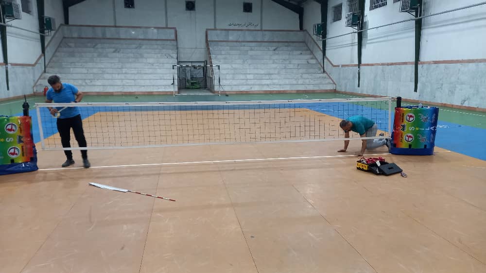 آماده سازی محل تمرین اردوی تیم ملی والیبال نشسته جوانان ایران در سالن شهدای خمام
