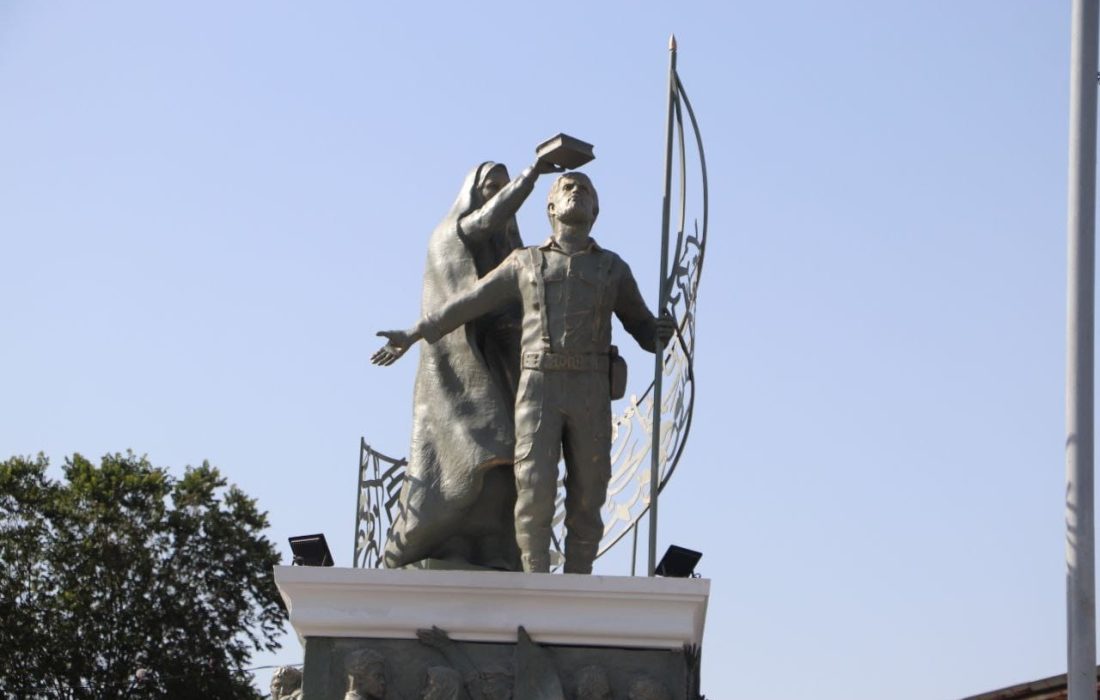 با حضور جمعی از مدیران استانی و شهری؛ مراسم رونمایی از المان شهدای پل ذهاب شهرداری رشت برگزار شد