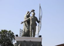 با حضور جمعی از مدیران استانی و شهری؛  مراسم رونمایی از المان شهدای پل ذهاب شهرداری رشت برگزار شد