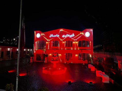 هم زمان با روز جهانی آگاهی از بیماری هموفیلی ؛ شهرداری ماسال ، نماد شهری را به رنگ قرمز در آورد