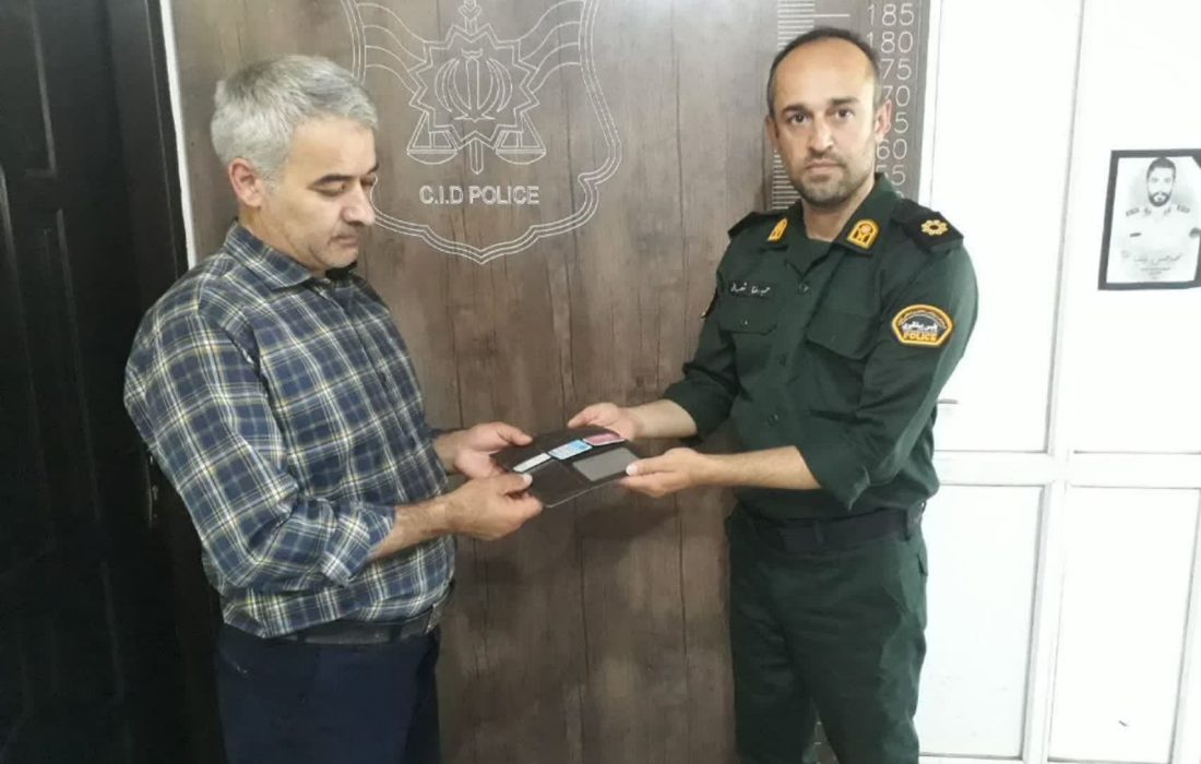 کيف گمشده توسط پليس به صاحب اش بازگردانده شد