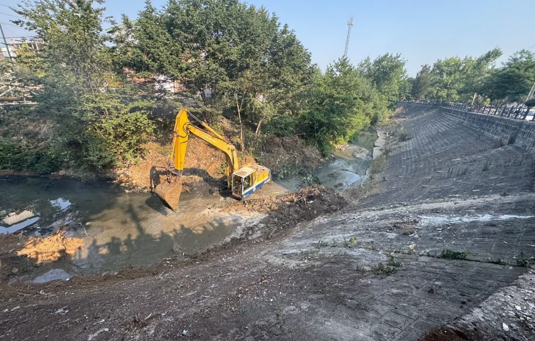 شهردار رشت خبر داد: آغاز عملیات لایروبی ۱۴ کیلومتر از رودخانه‌های سطح شهر برای مقابله با آب‌گرفتگی‌های فصلی /لزوم پیگیری و نظارت مستمر مدیران مناطق بر انجام لایروبی ها طی یک ماهه آینده
