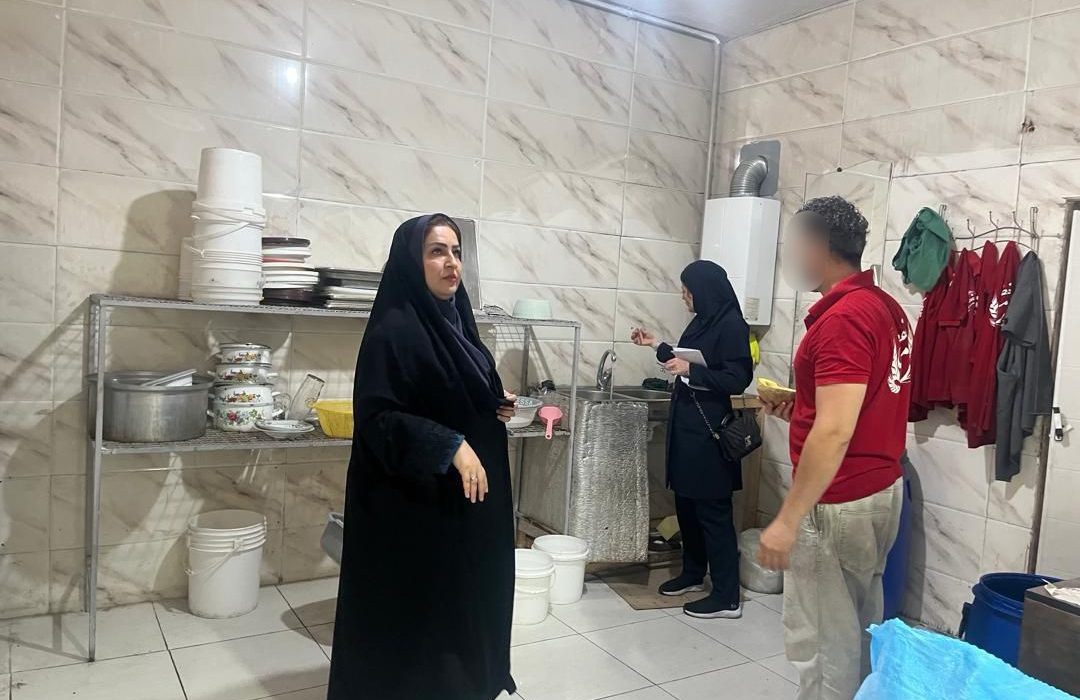 ۵۰ کیلوگرم مواد غذایی فاسد و غیرمجاز معدوم شد. تداوم پایش‌های بهداشتی مراکز تهیه و توزیع مواد غذایی در شهرستان فومن