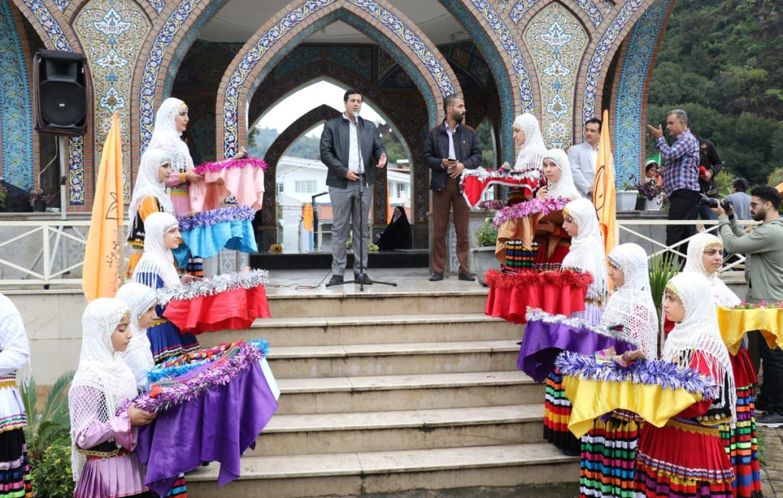 جشنواره تئاتر خیابانی شهروند لاهیجان با گلباران مزار شهدا آغاز شد