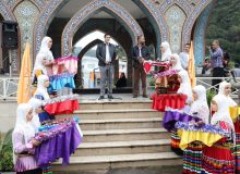 جشنواره تئاتر خیابانی شهروند لاهیجان با گلباران مزار شهدا آغاز شد