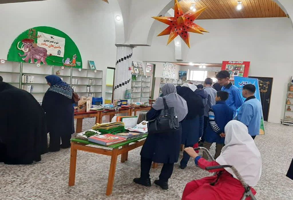 به میزبانی کانون رودسر صورت‌گرفت؛  برپایی نمایشگاه کتاب‌های حسی و لمسی با چاشنی نشست تخصصی