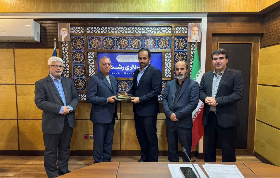 پس از سالها انتظار؛   رویایی که به حقیقت پیوست     سرمایه گذاری بخش خصوصی در تالاب گردشگری عینک؛     انعقاد قرارداد سرمایه گذاری ساخت، مالکیت و بهره‌برداری از “کشتی مهتاب” و “قایق آبی” در پهنه آبی تالاب عینک 