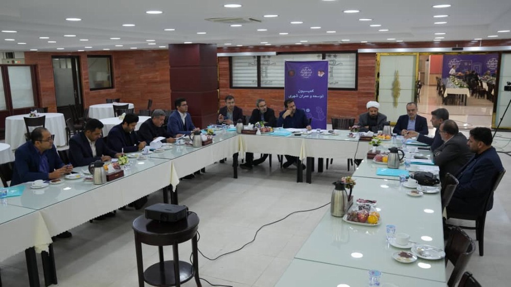 کارگرنیا رئیس شورای شهر رشت در هفتاد و هفتمین اجلاس مجمع مشورتی روسای شوراهای اسلامی مراکز استان های کشور در ارومیه : ضرورت نظارت هوشمند بر ساختوسازهای غیرمجاز و صیانت ازحریم شهرها