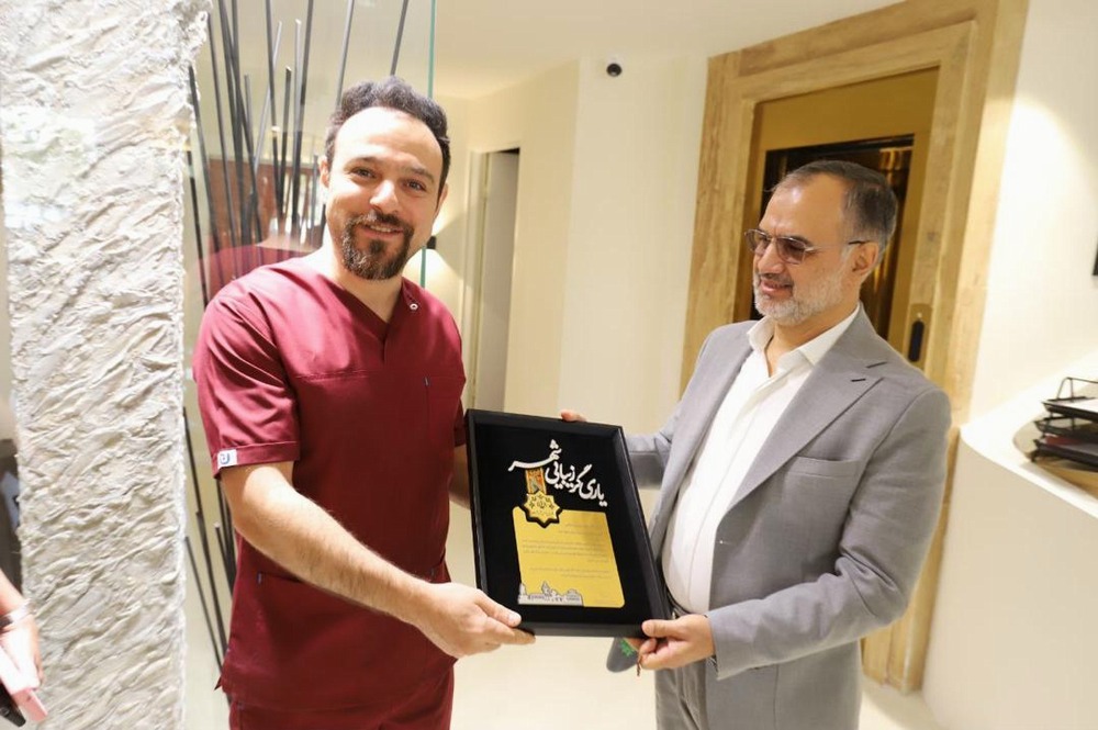 با حضور رئیس شورای شهر رشت در محل کسب و فعالیت تعدادی از شهروندان انجام شد؛  تقدیر دکتر کارگرنیا رئیس شورای اسلامی شهر رشت از شهروندان دوستدار فضای سبز