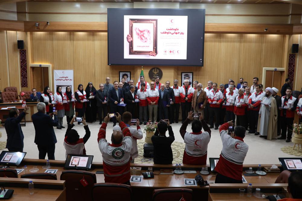 استاندار گیلان در همایش  نکوداشت روز جهانی داوطلب:  داوطلبان هلال‌احمر تکيه گاه آرامش مردم هستند