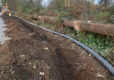 اجرای عملیات لوله گذاری آب شرب روستاهای سرشكه و قاضی گوابر شهرستان لاهیجان به طول ۷ كیلومتر