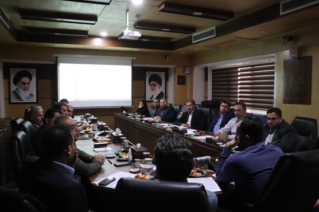 شهردار رشت در جلسه شورای معاونان شهرداری تاکید کرد: تسریع در آماده سازی ماشین آلات برف روب شهرداری رشت