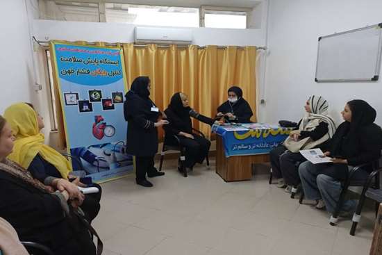 برپایی ایستگاه سلامت و پایش رایگان فشار خون در مرکز آموزشی درمانی و حشمت رشت