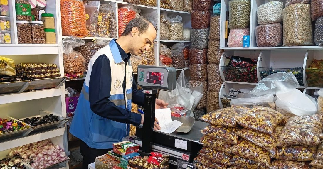 سد محکم سلامت محیط لنگرود در برابر اقلام فاسد؛ ۱۳ کیلوگرم مواد غذایی غیربهداشتی معدوم شد
