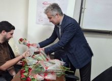 همزمان با هفته ملی جمعیت و روز ازدواج؛ معاون بهداشتی دانشگاه با اهدای گل به زوجین بر نشاط زندگی و توسعه جامعه با فرزندآوری تاکید کرد