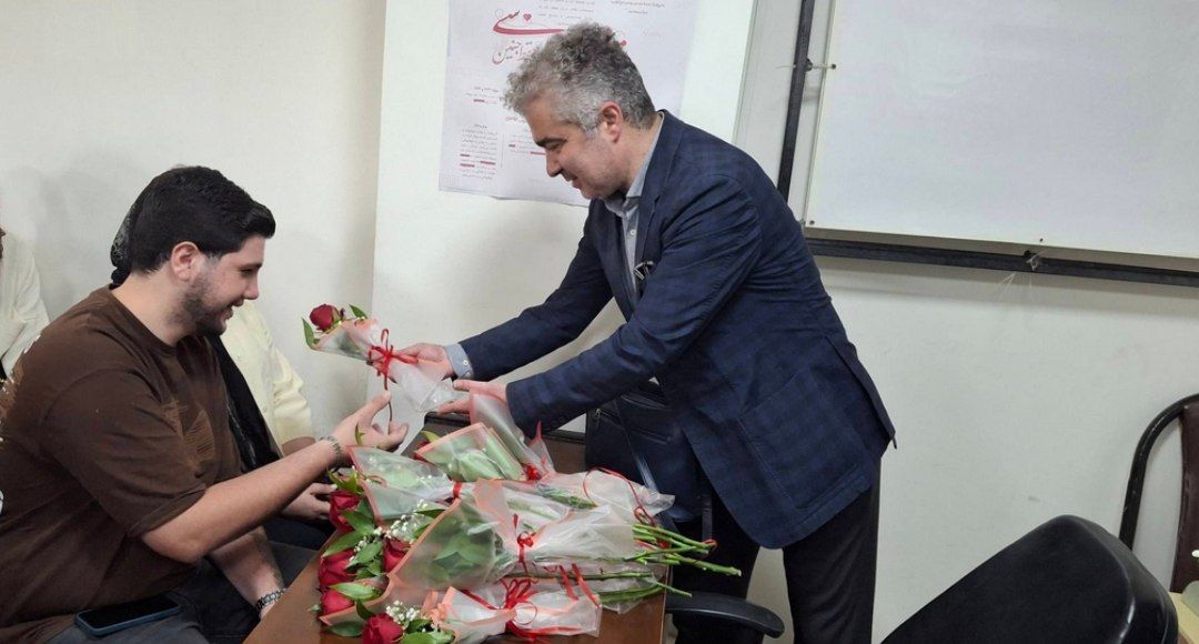 همزمان با هفته ملی جمعیت و روز ازدواج؛ معاون بهداشتی دانشگاه با اهدای گل به زوجین بر نشاط زندگی و توسعه جامعه با فرزندآوری تاکید کرد
