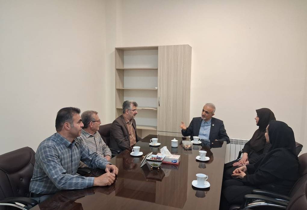 مدیر کل بیمه سلامت استان گیلان در بازدید از اداره بیمه سلامت  لنگرود؛ درشهرستان لنگرود۶۷هزار۹۰۰نفر تحت پوشش بیمه سلامت هستندکه از این تعداد۸۴ درصد بيمه شدگان تحت پوشش بیمه رایگان می باشند