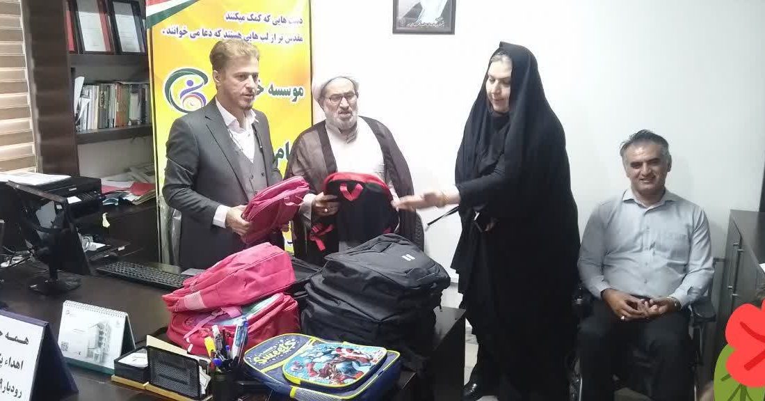 از همدلی خیرین رودبار تا لبخند دانشآموزان/۱۵۰ کیف در پویش «همه حاضر» توزیع شد